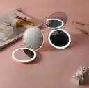 Фото 4 — Кишенькове кругле дзеркало для макіяжу з LED підсвічуванням Pocket Mirror USB