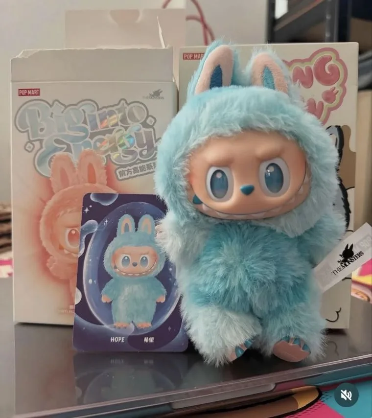 М'яка підвісна іграшка-брелок Лабубу Pop Mart The Monsters, 15 см, блакитна