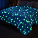 Фото 6 — Светящийся в темноте плюшевый плед со звездами HMD Magic Luminous 120×150 см, мягкий флисовый плед-одеяло день-ночь, голубой
